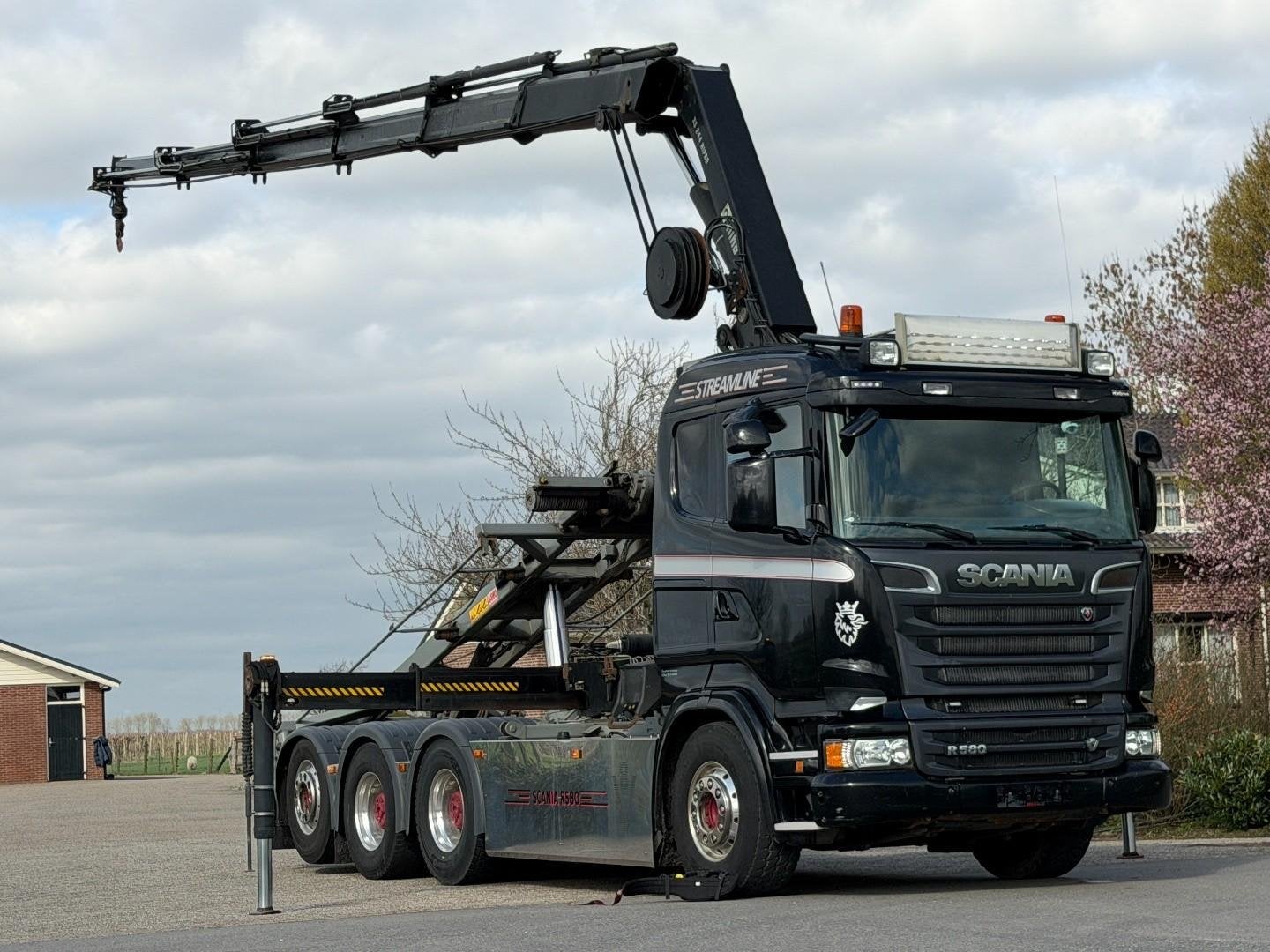 Scania R580 V8 8x4 !TRIPLE HIAB 24 TM CRANE!CONTAINERSYSTEM!, Auto's, Vrachtwagens, 580 pk, Euro 6, Scania, Overige brandstoffen