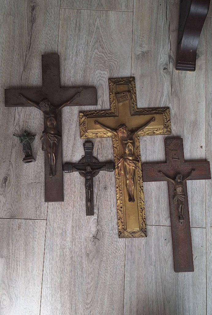 Lot de crucifix anciens, Enlèvement