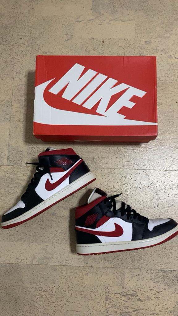Nike Air Jordans 1 Mid, Zwart, Overige typen, Ophalen of Verzenden, Zo goed als nieuw