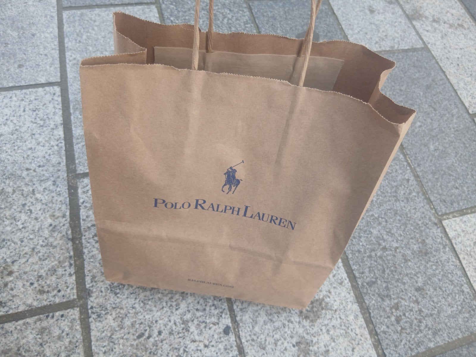RALPH LAUREN HIJ IS NOG NIEW, Enlèvement