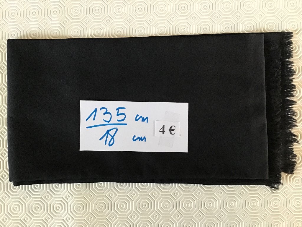 écharpe pour femme 135 cm par 18 cm et autres à 4€, Enlèvement ou Envoi, Comme neuf, Écharpe