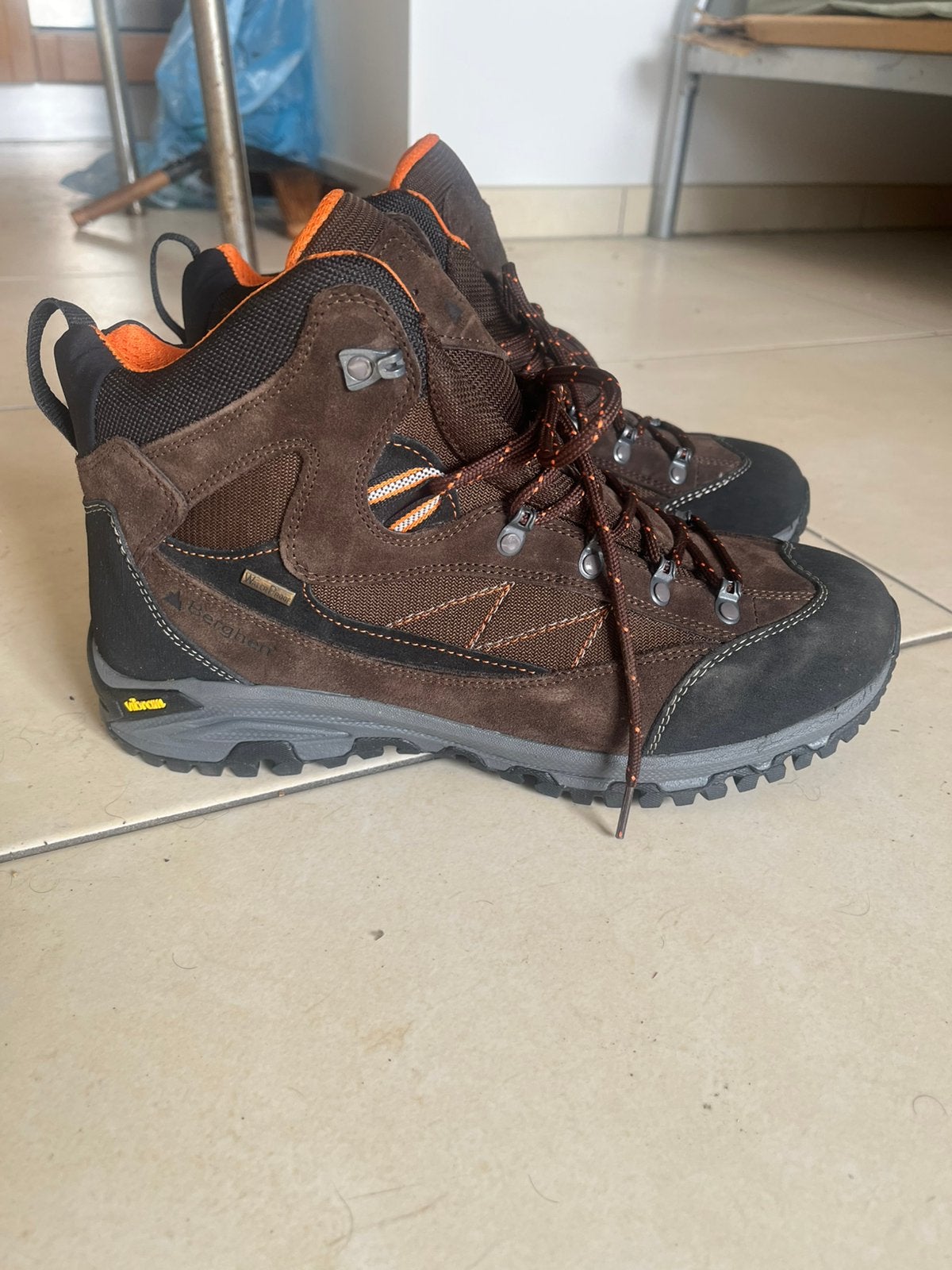Berghen shoe 45, Sports & Fitness, Alpinisme & Randonnée, Enlèvement, Comme neuf, Chaussures