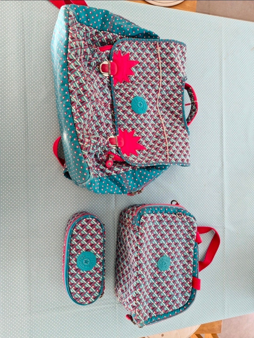 Cartable soft Kipling + sac isotherme + trousse (offerte), Bijoux, Sacs & Beauté, Sacs | Cartables, Enlèvement