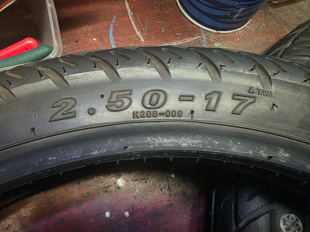 2 Pneu pour mobylette 2.50 - 17, Enlèvement ou Envoi, Comme neuf, Autres types, Autres marques