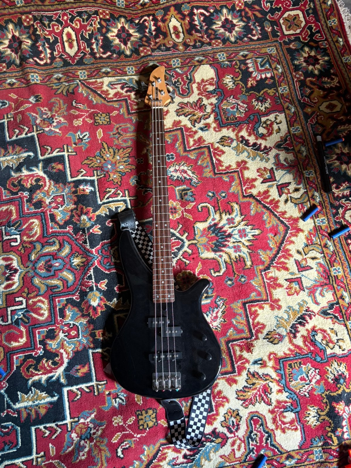 Yamaha basgitaar, Musique & Instruments, Instruments à corde | Guitares | Basses, Enlèvement, Comme neuf