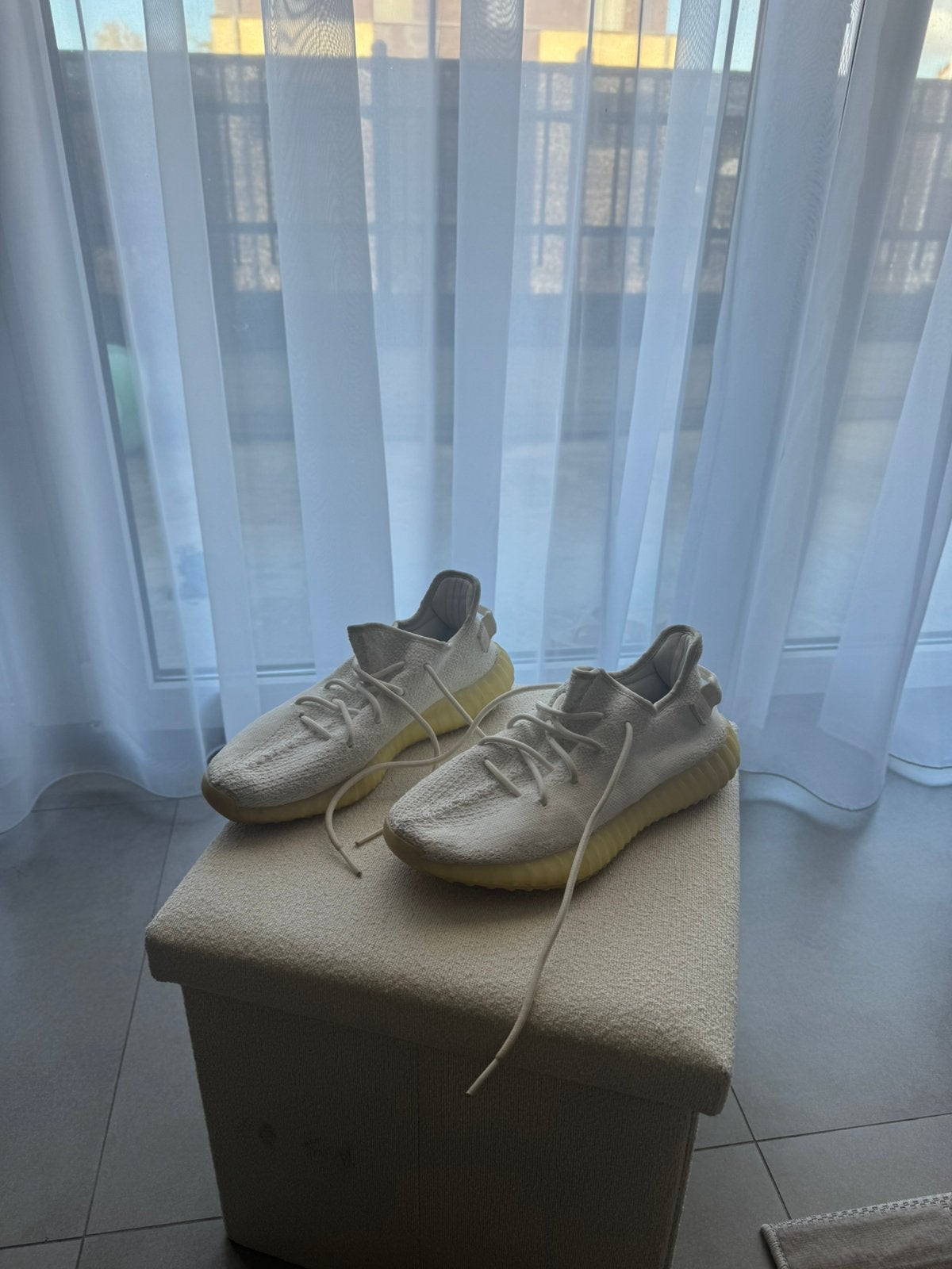 Adidas yeezy boost 350 v2 cream. White maat 44, Enlèvement ou Envoi, Comme neuf