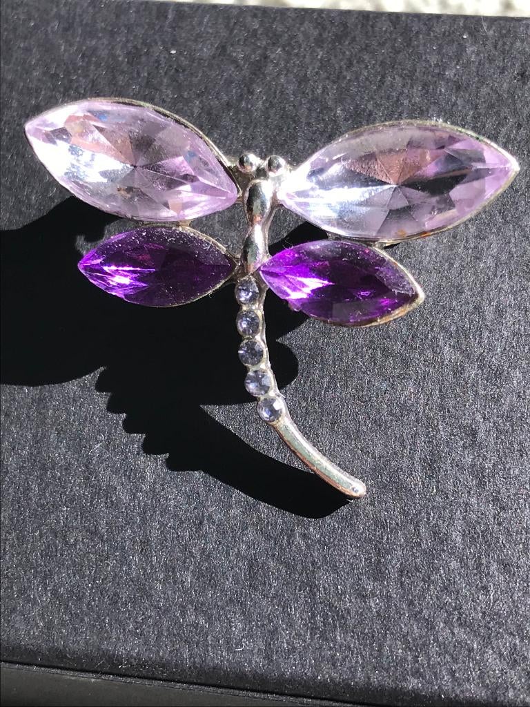 Broche libellule, Bijoux, Sacs & Beauté, Broches, Enlèvement ou Envoi, Violet, Moins de 4 cm, Comme neuf