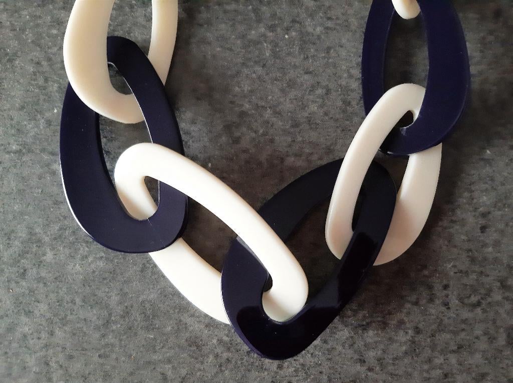 Te koop: Nieuw!!Leuke zwart/wit schakelketting van Mayerline, Bijoux, Sacs & Beauté, Colliers, Enlèvement, Neuf, Noir, Synthétique