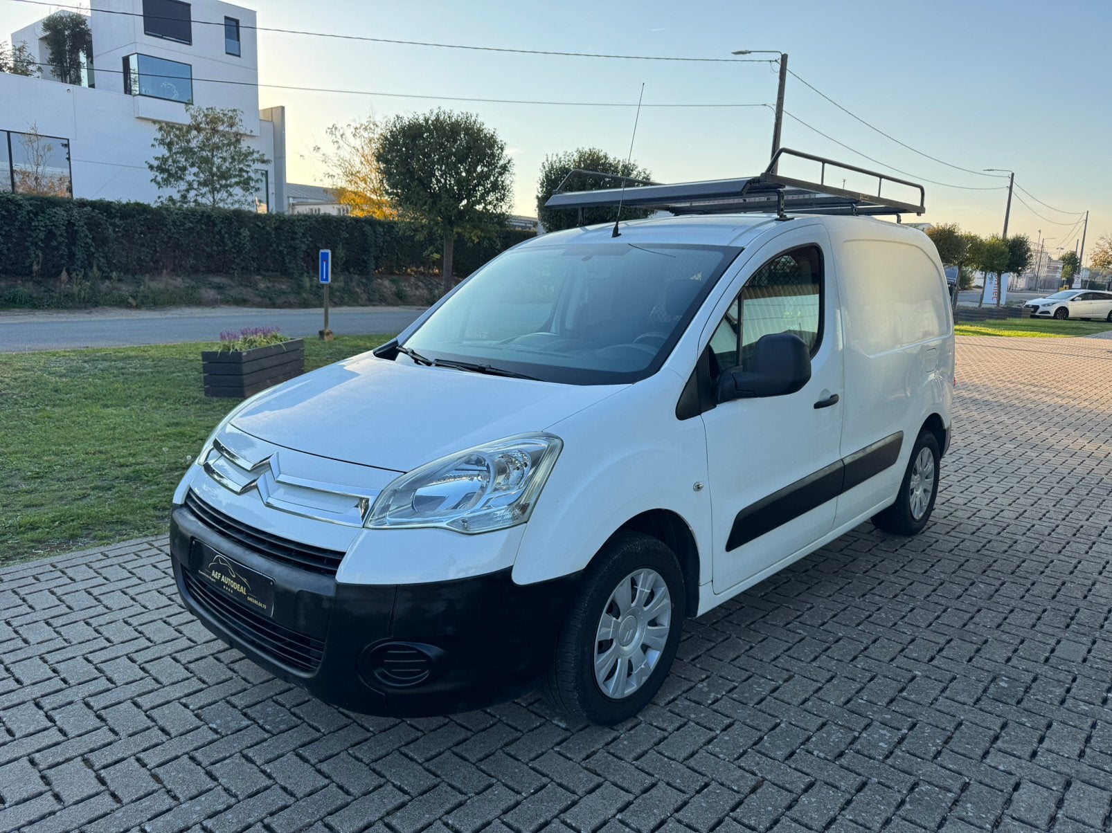 CITROËN BERLINGO LICHTE VRACH –3 ZIT–AIRCO–DAKDRAGER–GEKEURD, Auto's, Voorwielaandrijving, Stof, Zwart, Wit