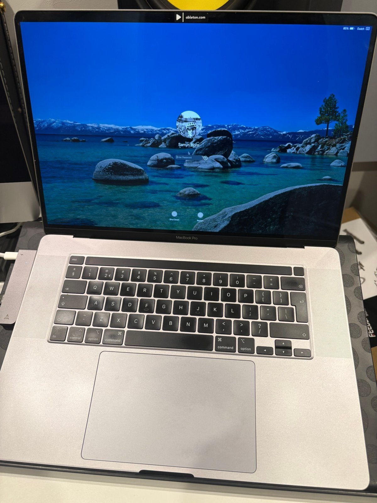 Macbook pro 16inch, Informatique & Logiciels, MacBook Pro, Qwerty, 16 pouces, Comme neuf