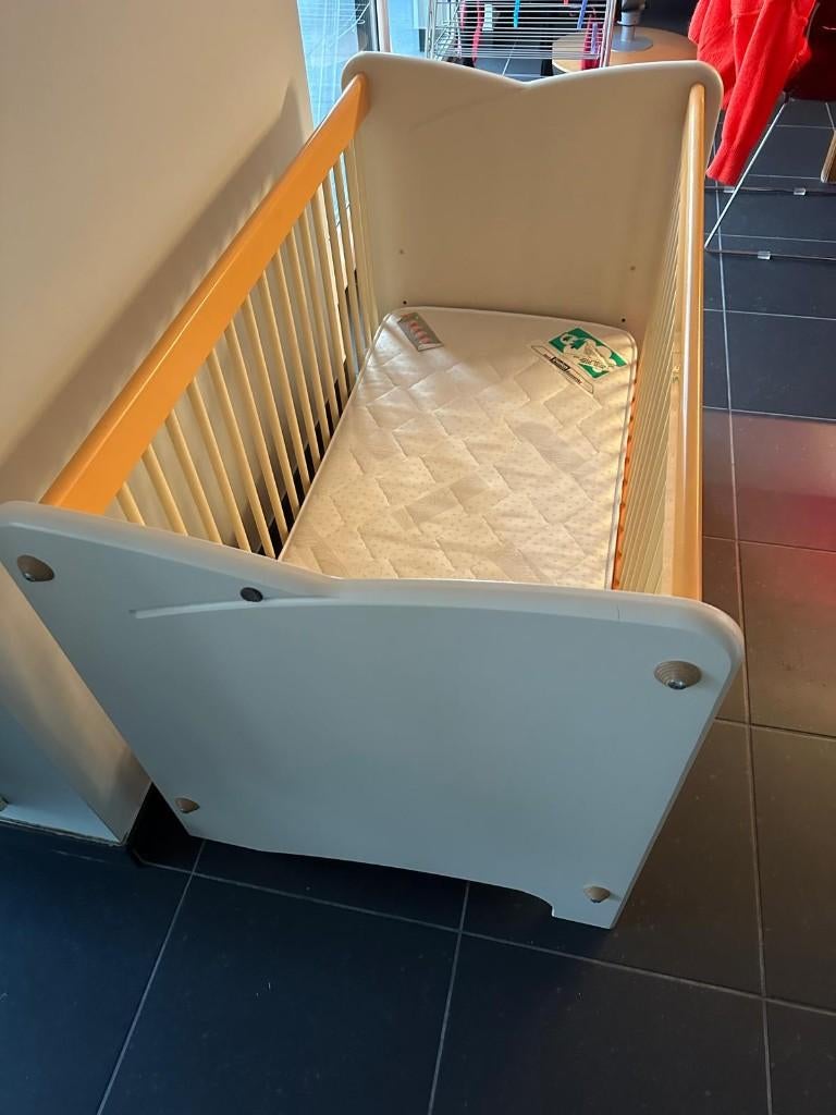 kinderbedje met matras, Ophalen, Zo goed als nieuw, Matras