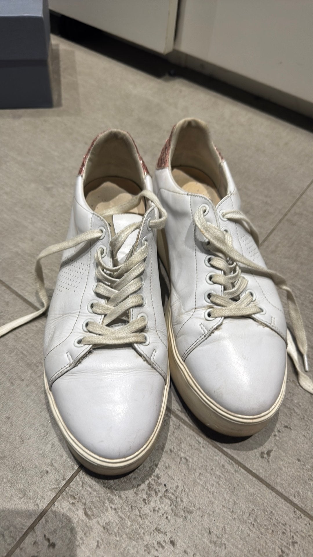 Nubbik basket blanc cuir et pailletés rose a l’arriere p.40, Wit, Ophalen of Verzenden, Sneakers, Gedragen