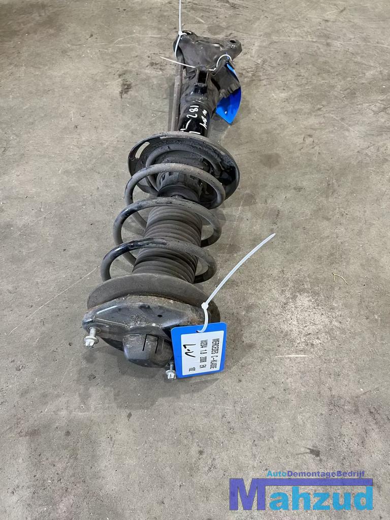 MERCEDES C KLASSE W204 veerpoot links voor 2007-2011, Mercedes-Benz AG, Mercedes-Benz, Utilisé, Mercedesstrasse 120
70372  Stuttgart, DE