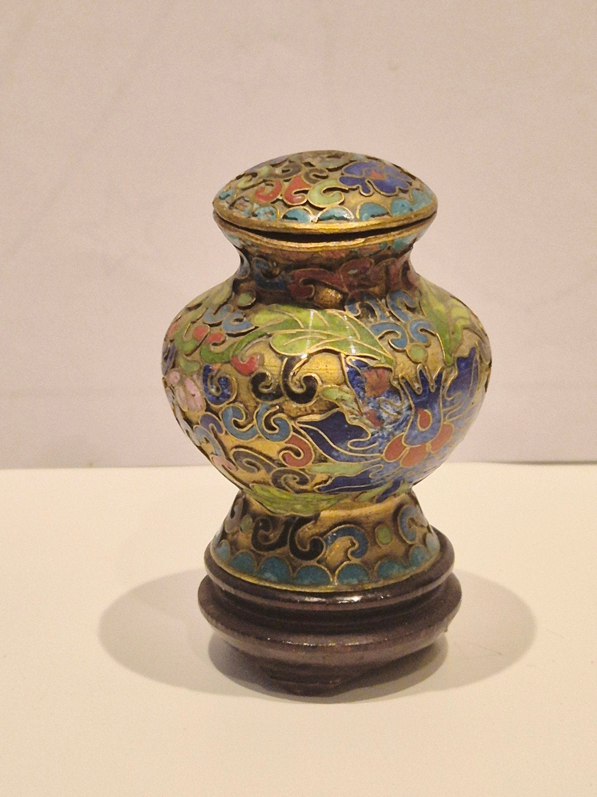 Vintage Chinees Cloisonné dekselvaasje met houten voetje, Enlèvement ou Envoi