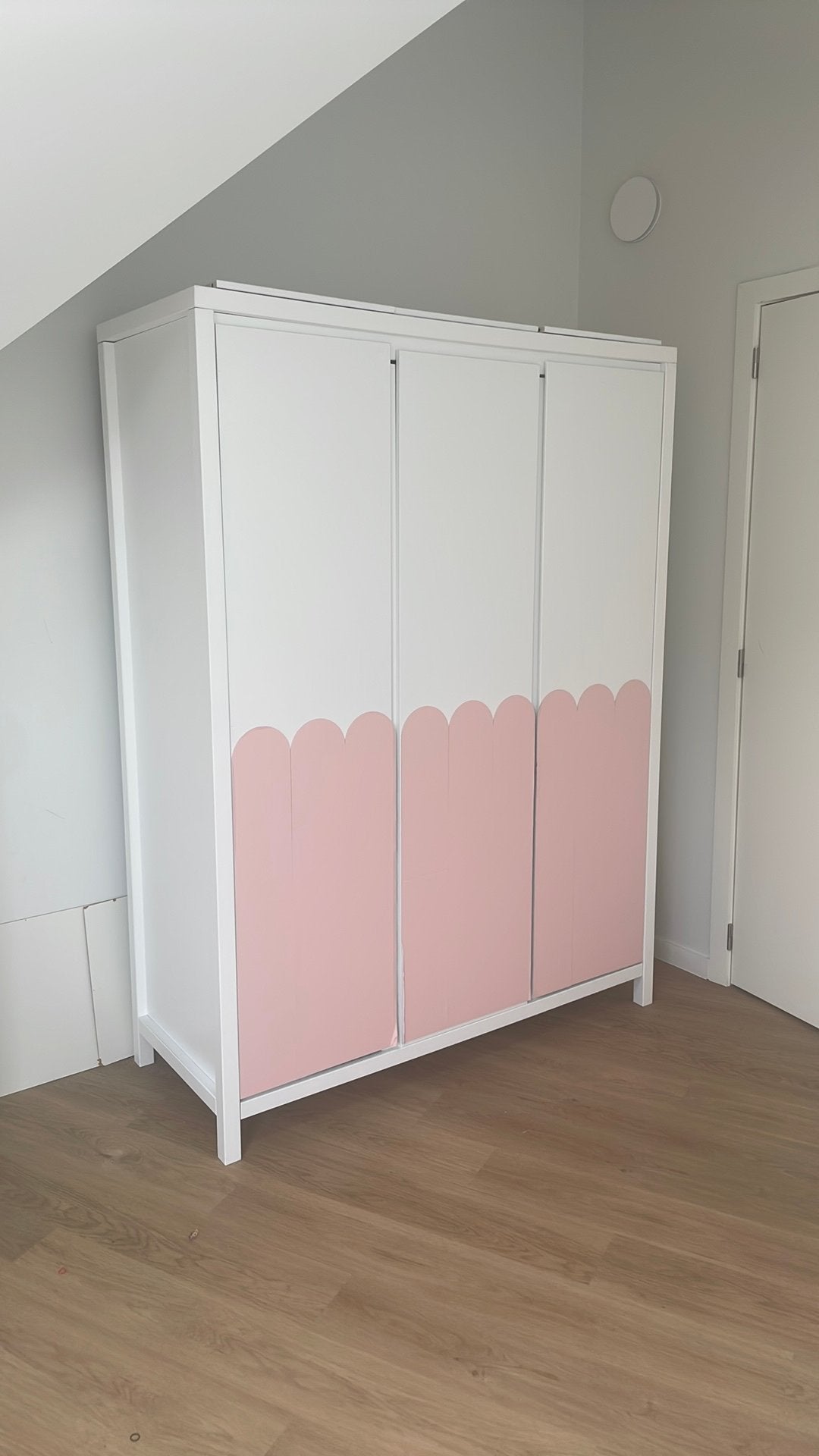 Bopita kast driedeurs met legplanken en hangers, Ophalen, Zo goed als nieuw