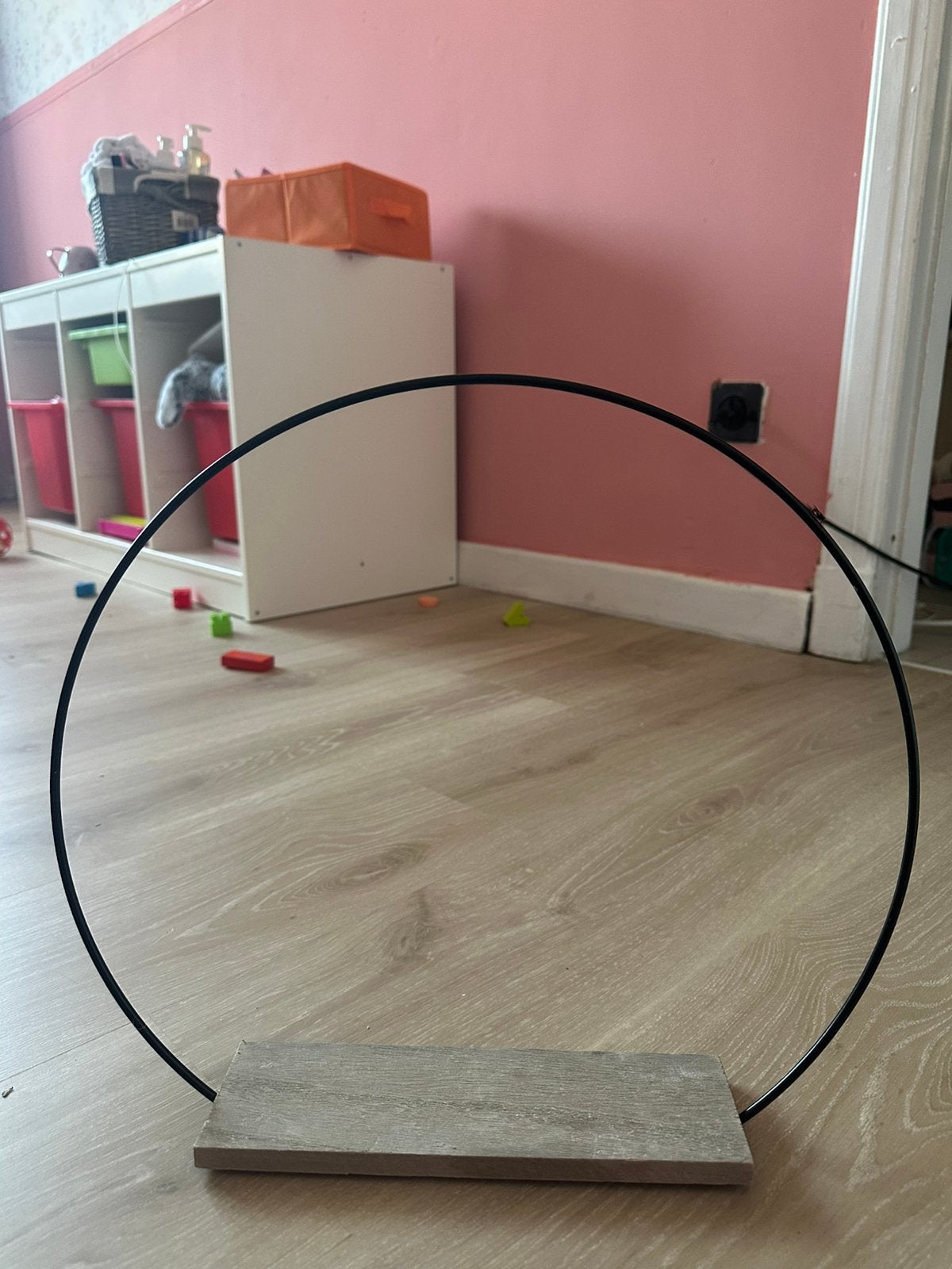 Ronde metale decoratie met houte steun, Ophalen, Zo goed als nieuw