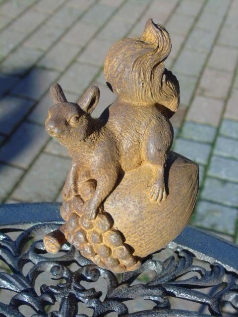 Standbeeld van een eekhoorn op een gietijzeren eikel., Tuin en Terras, Ophalen of Verzenden, Nieuw