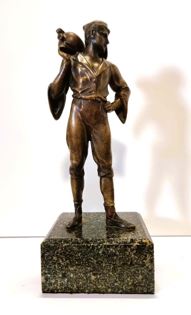 Statue en bronze d'un jeune homme avec une cruche, signée., Enlèvement ou Envoi, Bronze