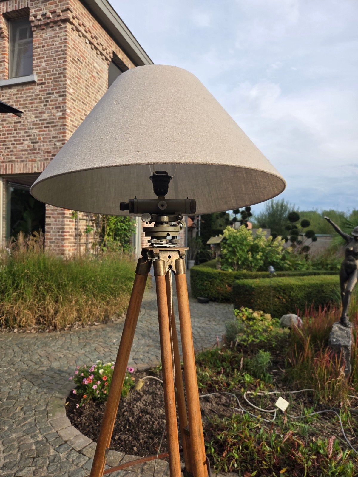 staanlamp gemaakt van antieke theodoliet, Huis en Inrichting, Woonaccessoires | Kandelaars en Kaarsen, Ophalen, Beige, Hout, 150 cm