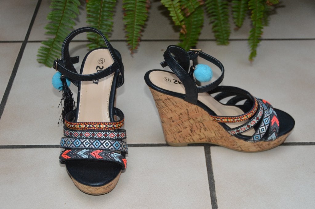 Sandales compensées noires à motifs Pointure 37 Très Bon, Enlèvement ou Envoi, Comme neuf, 2bizzy, Noir