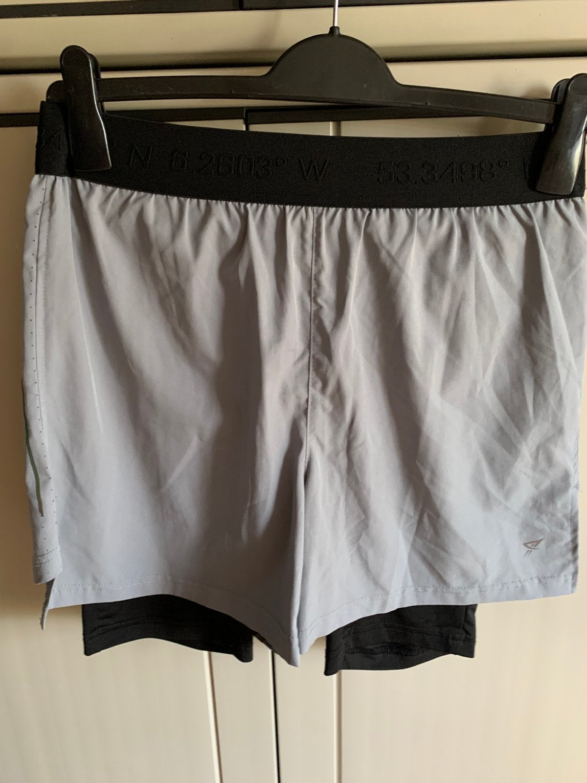 Short de sport peu porté taille M, Vêtements | Hommes, Vêtements de sport, Gris, Enlèvement ou Envoi, Comme neuf, Autres types
