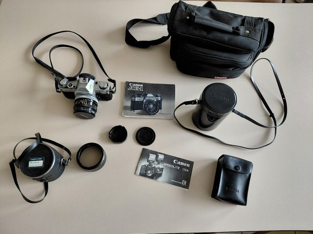 Canon AE-1 Fototoestel met lenzen 28, 50 en 135 mm., Verzamelen, Foto-apparatuur en Filmapparatuur, Fototoestel, 1960 tot 1980