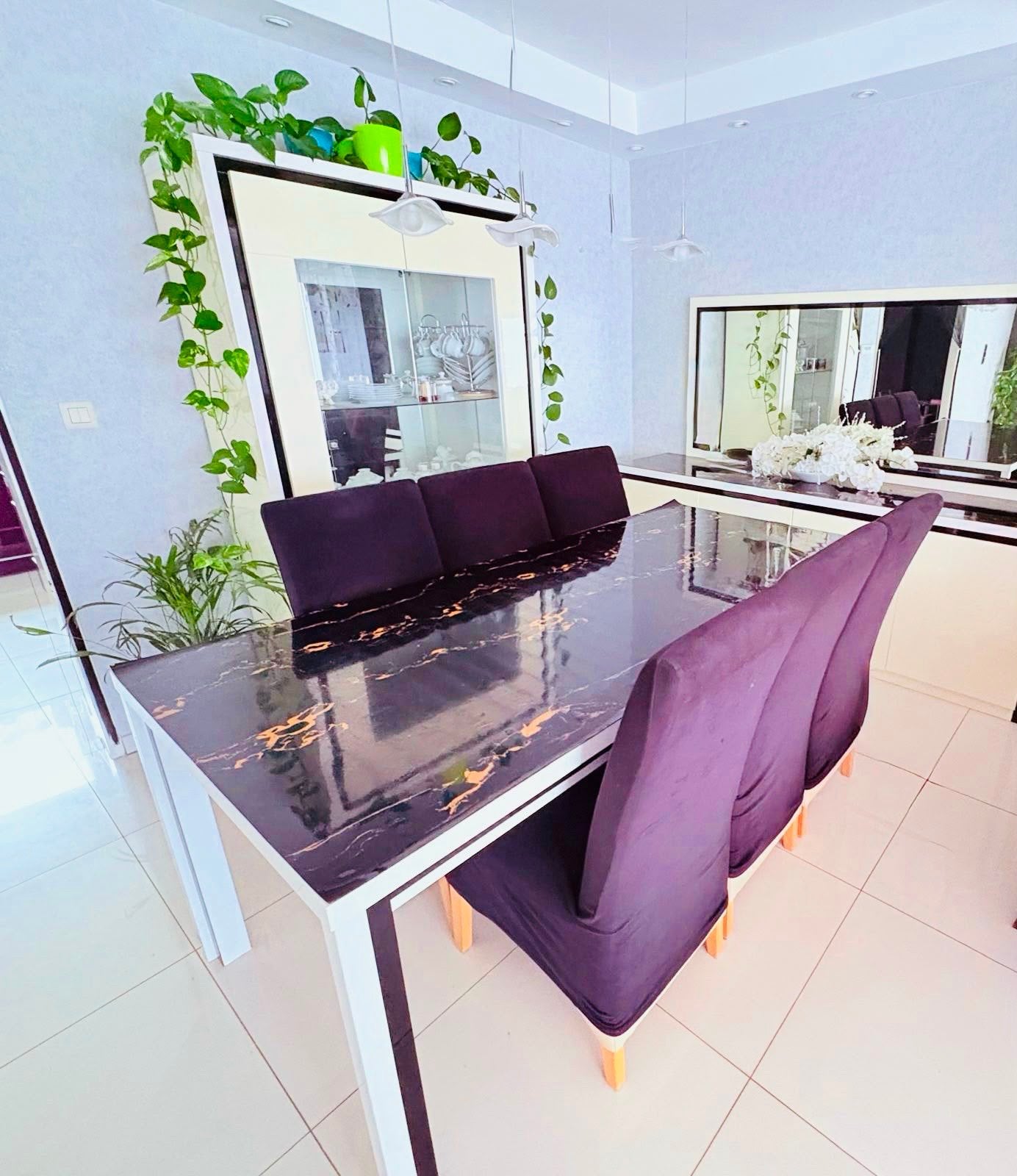 Luxe Complete Eetkamerset Tafel, 6 Stoelen,Dressoir, Vitrine