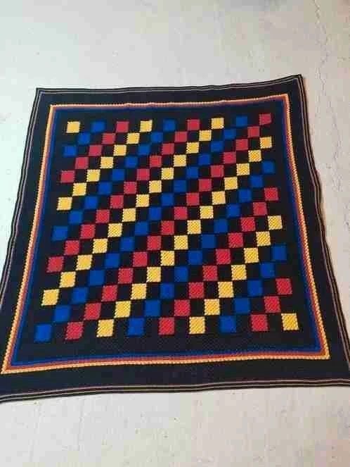 Granny woonsprei gehaakt zwart geel blauw rood 165/158, Enlèvement ou Envoi, Comme neuf, Au crochet, Couverture décorative