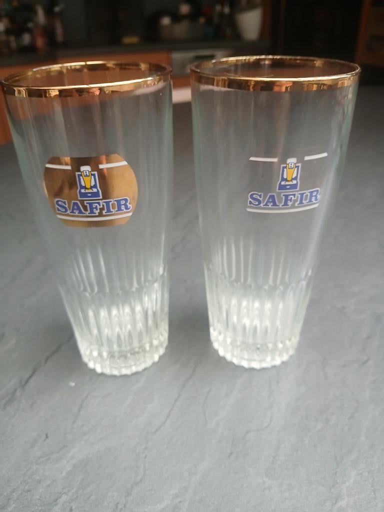 2 verschillende glazen safir ..br de gheest  aalst, Ophalen of Verzenden