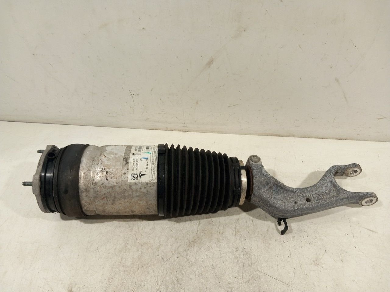 Veerpoot rechts voor Tesla Model S, Onderdelen@venauto.nl, Van der Ven Autorecycling B.V., Gebruikt, Ettenseweg 76, 4706 PB Roosendaal, The Netherlands