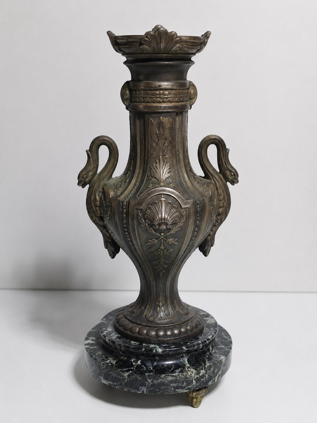 Antieke sierlijke metalen vaas/urn met zwanen  marmeren voet, Antiek en Kunst, Ophalen of Verzenden, Overige materialen