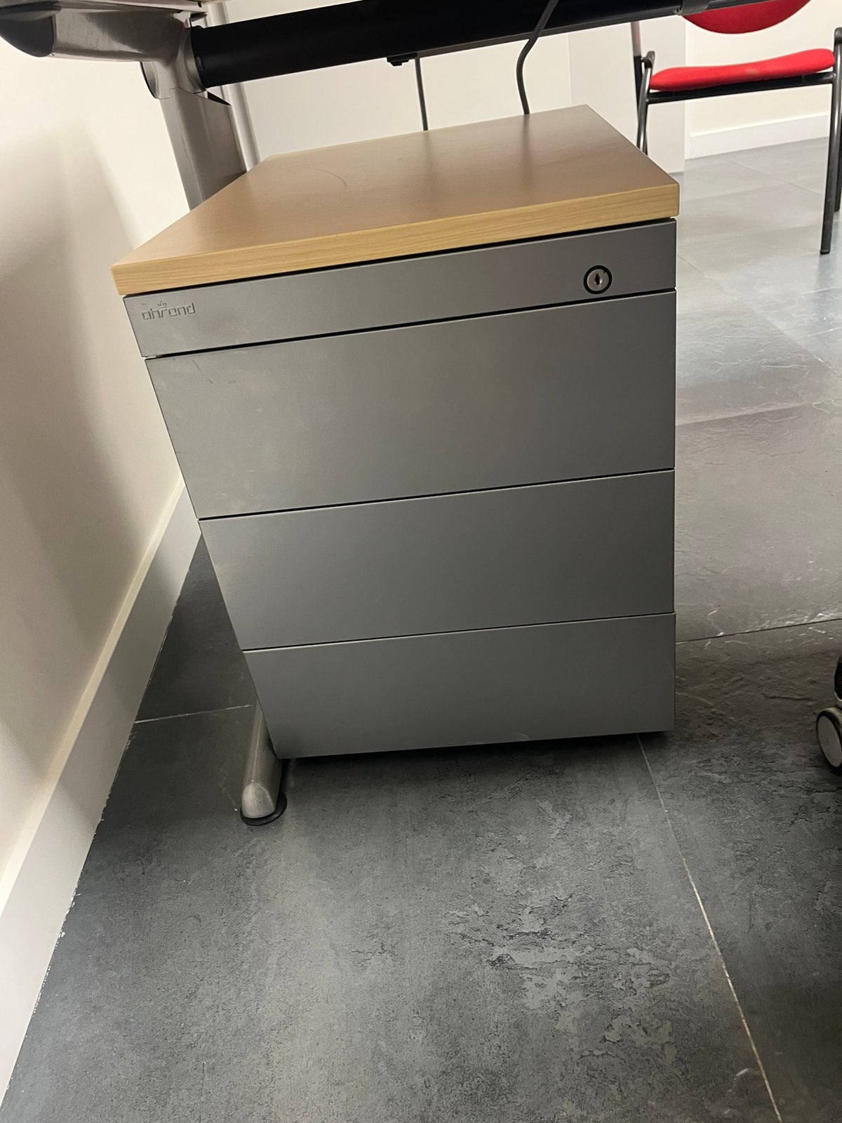 Bureaustoel,dossierkast, ahrend schrijftafel en ladenblok, Ophalen