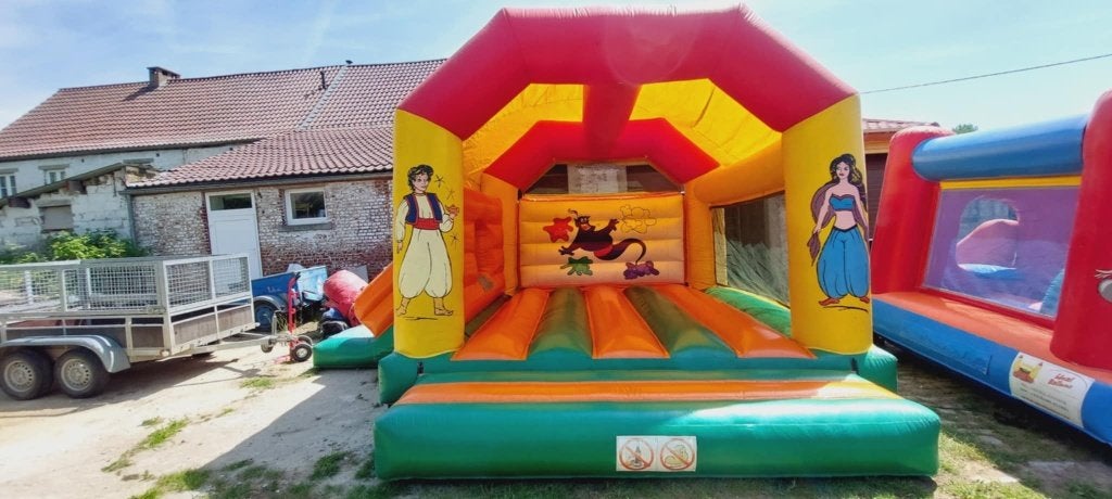 LOCATION: Chateau gonflable Aladdin avec toboggan, Enlèvement, Comme neuf