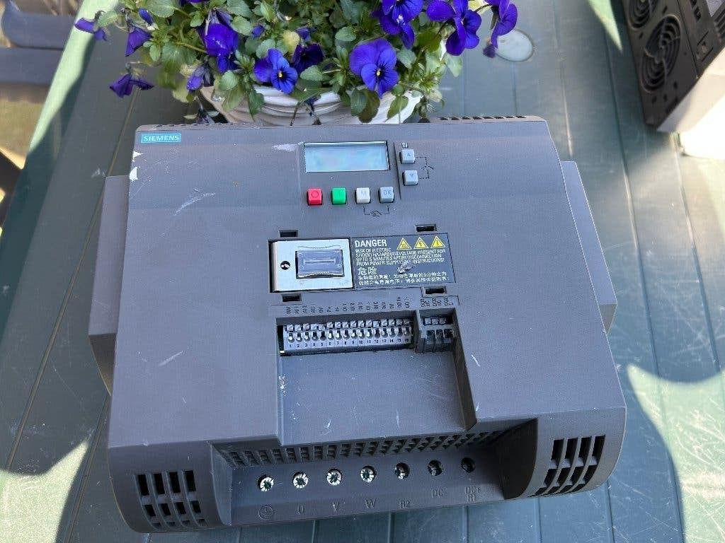 Siemens SINAMICS V20 6SL3210-5BE27-5CV0 —7,5 kW de fréquence, Enlèvement ou Envoi, Utilisé