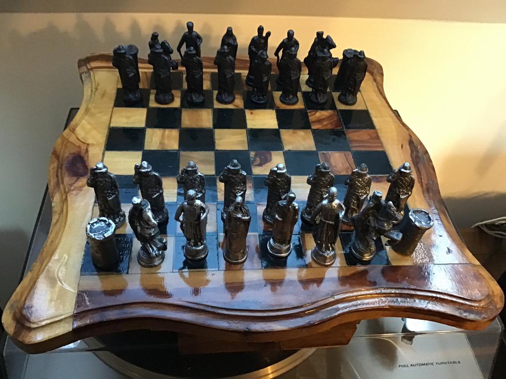 Prachtig schaakspel olijfboomhouten bord en metalen stukken., Ophalen of Verzenden, Zo goed als nieuw