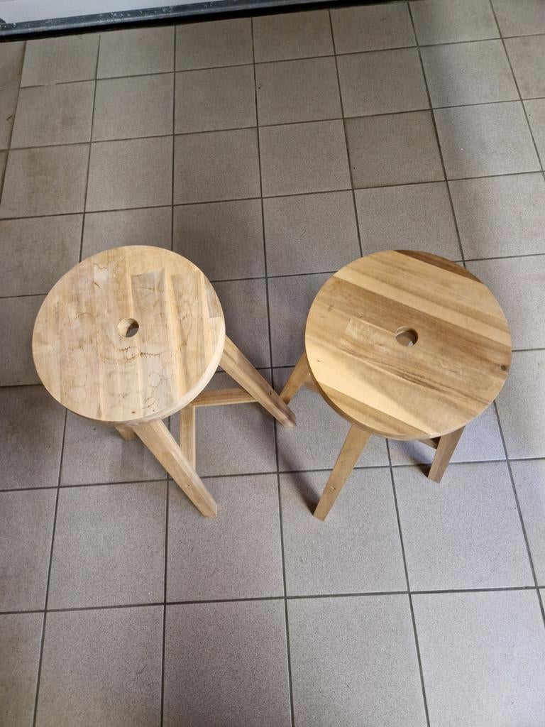 Tabourets en bois, Enlèvement