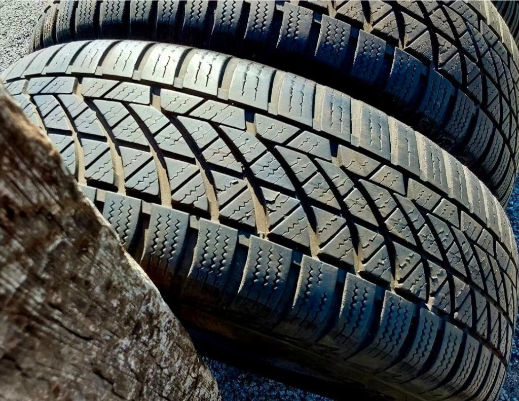 Bons pneus hiver 185/65-14 avec jantes Ford, Autos : Pièces & Accessoires, 14 pouces, Pneus et Jantes, Pneus hiver, 185 mm
