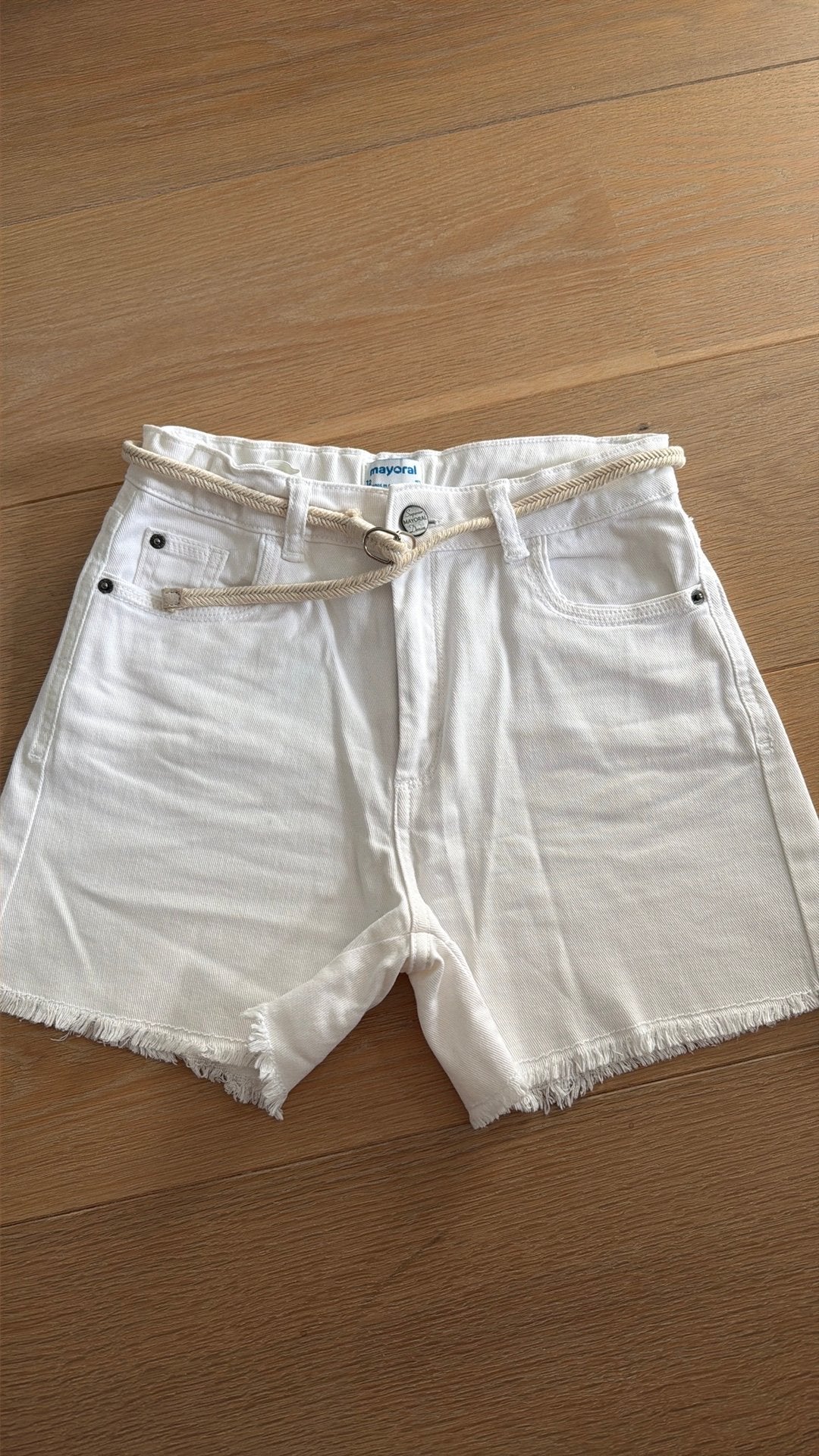 Mooi wit shortje met ceintuurtje, Kinderen en Baby's, Kinderkleding | Maat 152, Ophalen of Verzenden, Zo goed als nieuw, Meisje