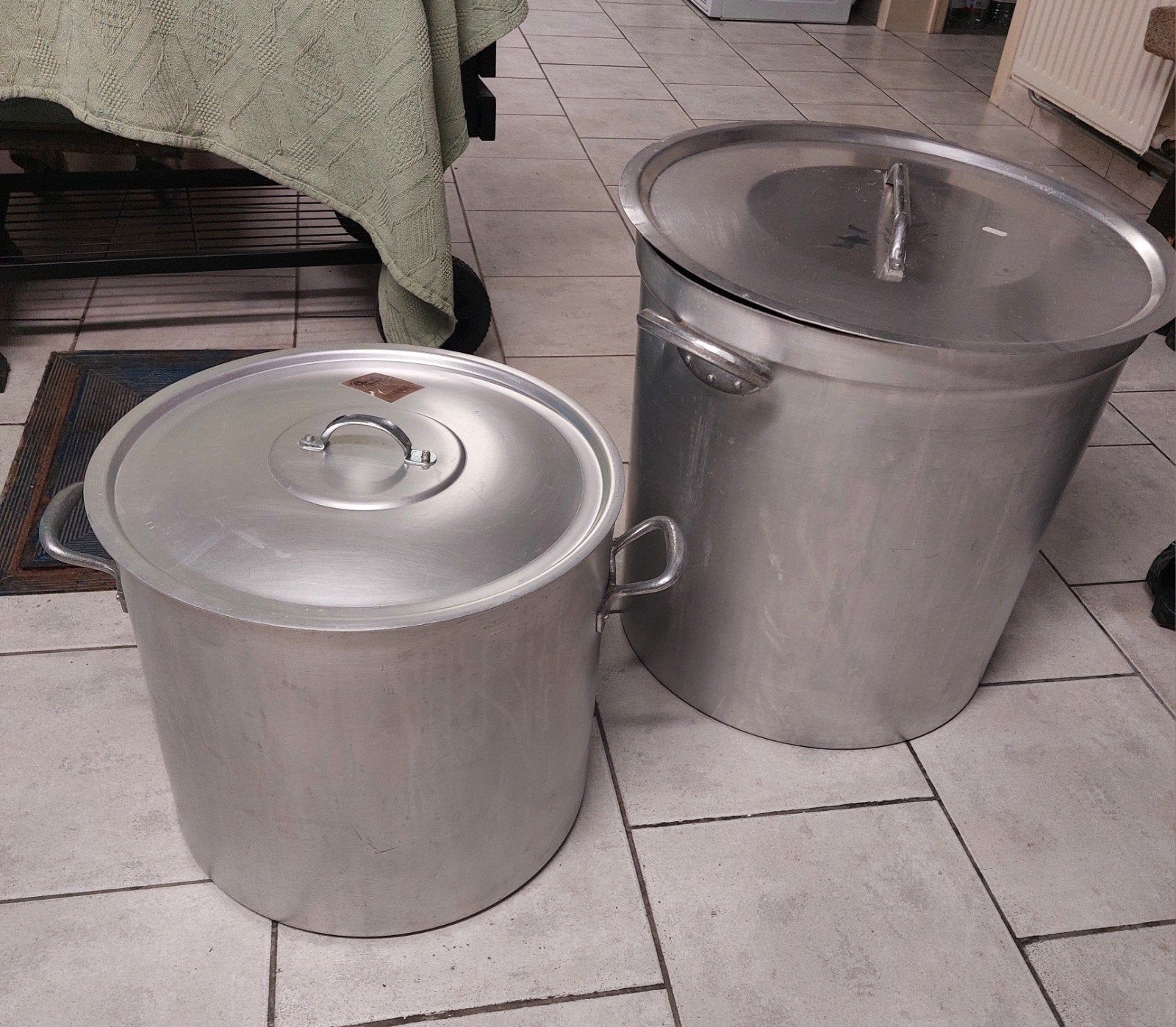 LOT DE 2 MARMITES 50 L. & 30 L., Enlèvement