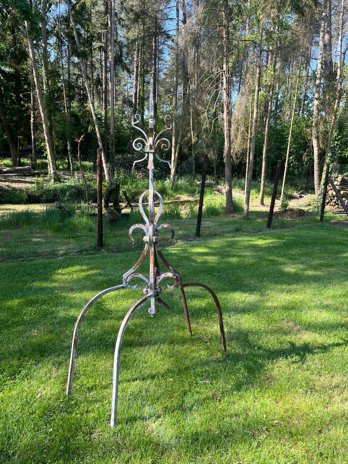 Oude smeedijzeren ornament boven schouw of water put, Ophalen, Gebruikt