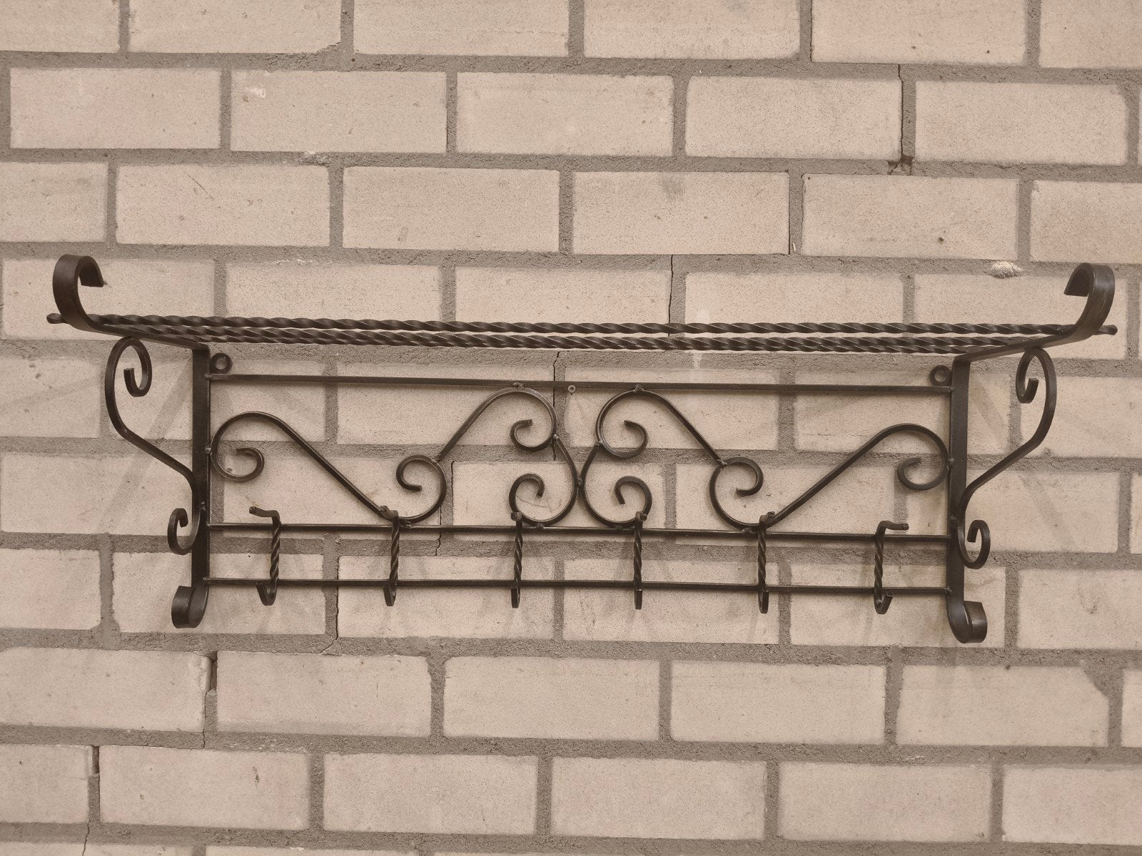 Porte-manteau mural vintage en fer forgé avec étagère à chap, Maison & Meubles, Enlèvement ou Envoi, Métal, Portemanteau mural