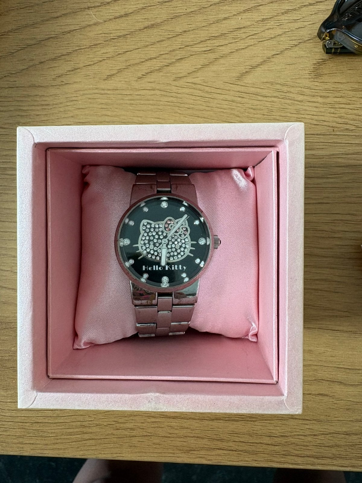 Montre Hello Kitty vintage – bracelet métal + boîte, Bijoux, Sacs & Beauté, Enlèvement, Utilisé, Gris, Fille
