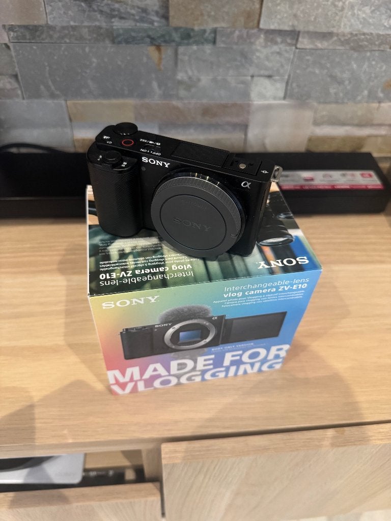 Sony ZV-E10 – Boîtier Nu (Très bon état / Facture fournie), Audio, Tv en Foto, Fotocamera's Digitaal, Ophalen, Touchscreen, Handleiding