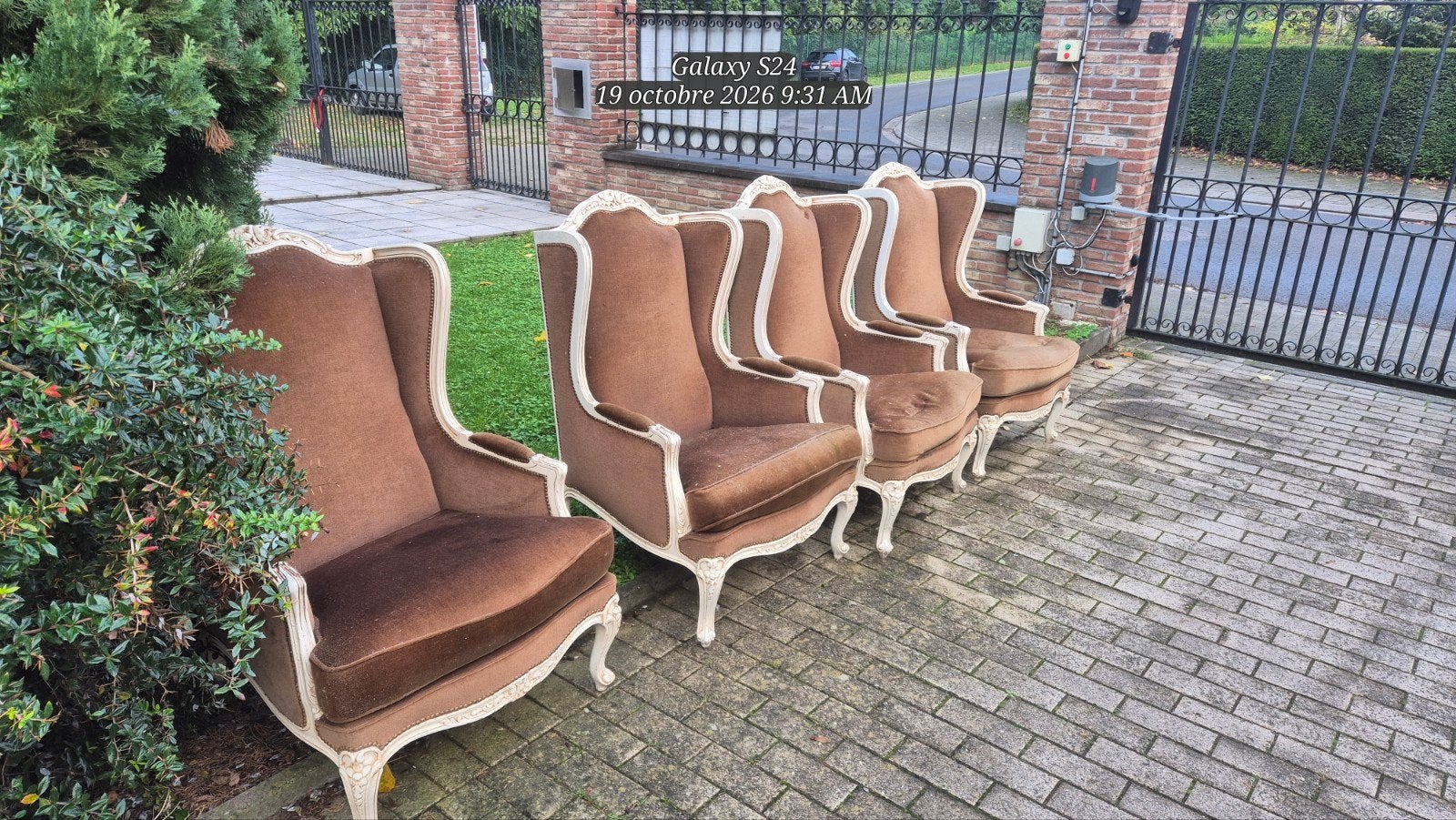 Fauteuil Louis 15 wordt gerestaureerd Luister naar alle voor, Ophalen