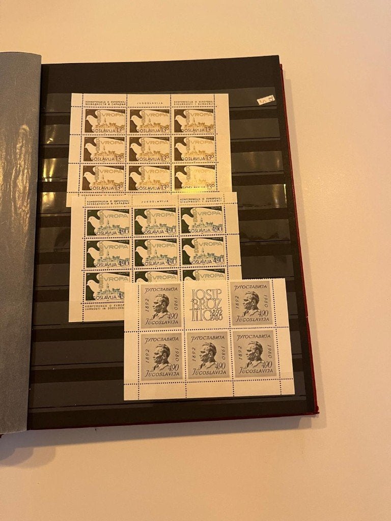 Postzegelalbum Joegoslavie en Frankrijk, Postzegels en Munten, Postzegels | Volle albums en Verzamelingen, Ophalen of Verzenden