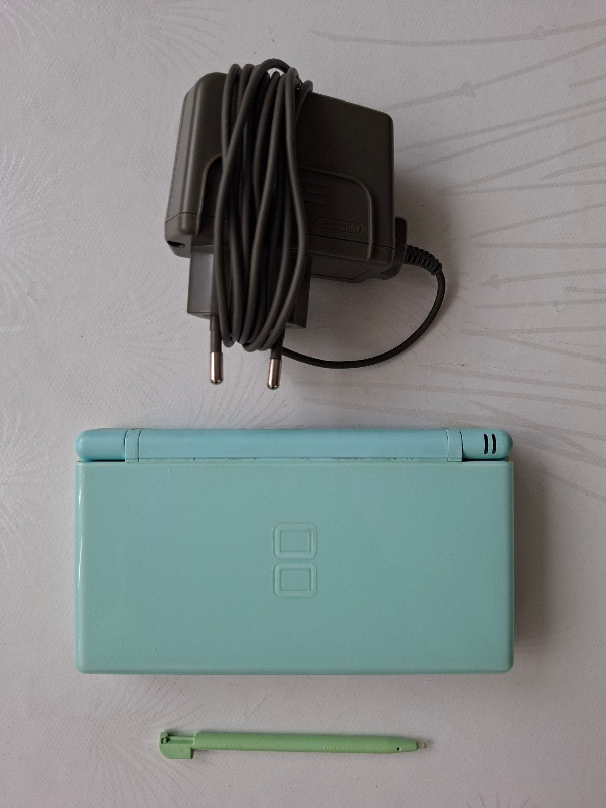 très belle ds avec chargeur et stylet. pas de jeux, Enlèvement ou Envoi