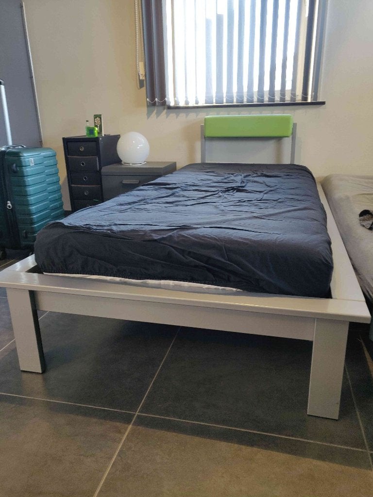 Modern éénpersoonsbed, Ophalen, 90 cm, Eenpersoons, Zo goed als nieuw