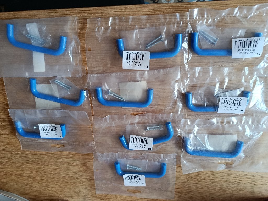 10 poignées plastiques bleues neuves avec deux vis, Bricolage & Construction, Enlèvement, Neuf, Vis