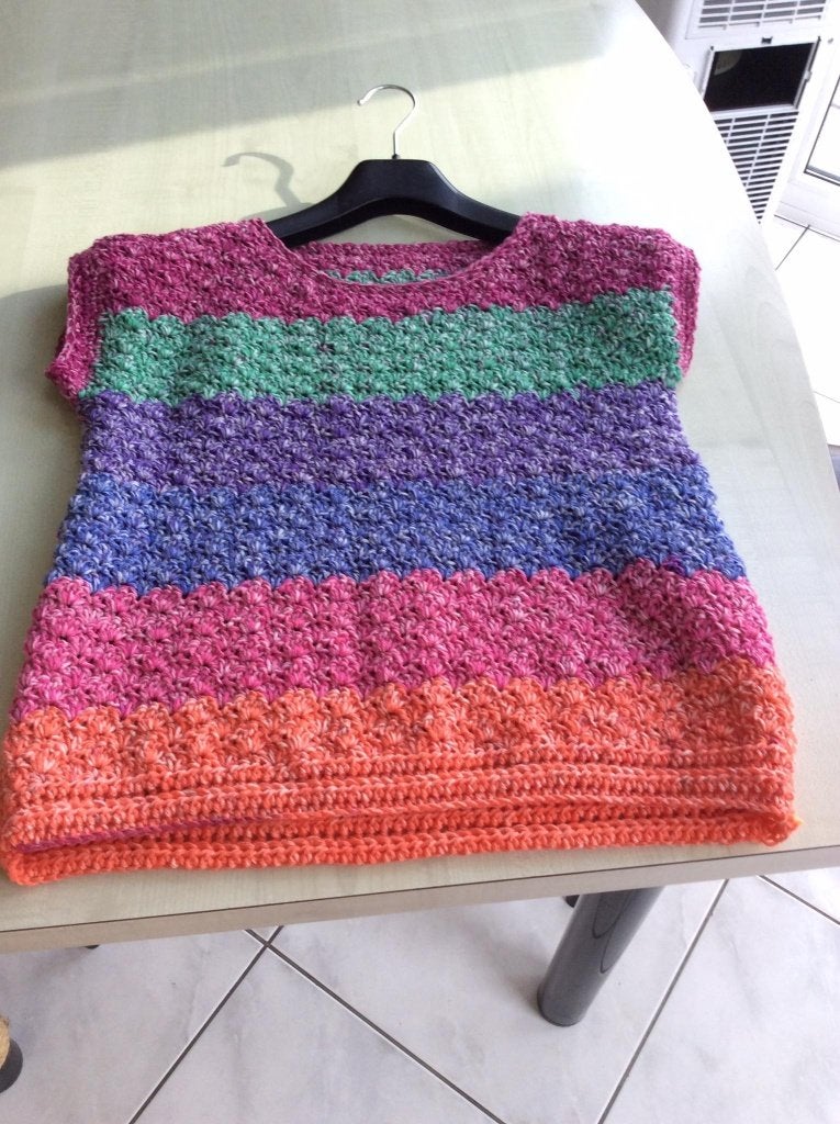 Nieuw, met de hand gehaakt truitje zonder mouwen., Hobby & Loisirs créatifs, Tricot & Crochet, Enlèvement ou Envoi, Neuf, Crochet