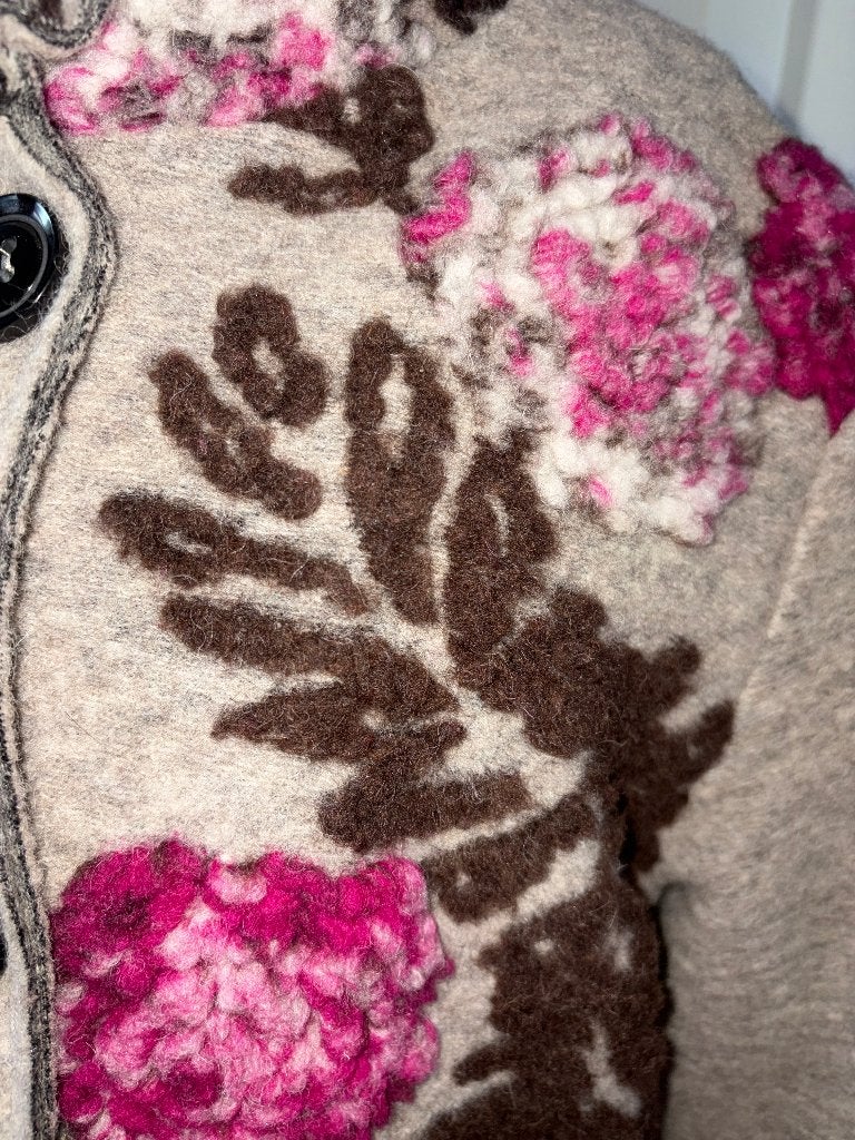 Wollen jas in beige met geborduurde bloemen, Ophalen of Verzenden, Zo goed als nieuw, Maat 38/40 (M), Beige